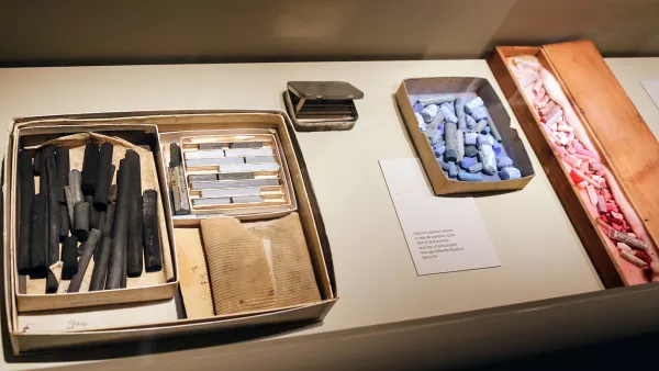 Caja con materiales de dibujo 