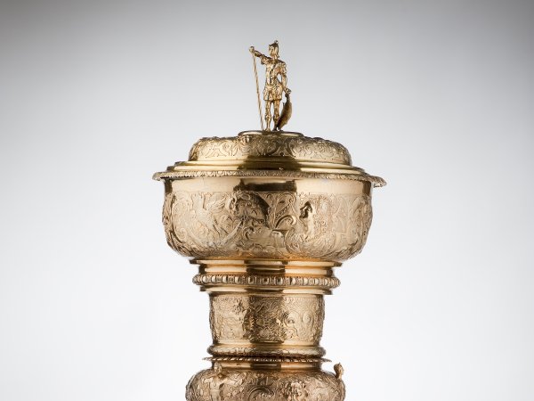 Copa coronada por un guerrero