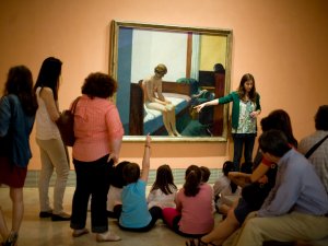 Familias durante el desarrollo de una visita a las salas del Museo Thyssen-Bornemisza