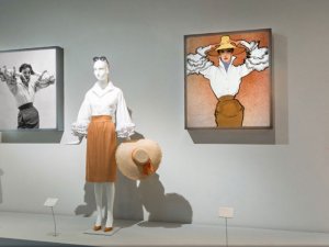 Varios trajes, una fotografía y un cuadro de la exposición "Hubert de Givenchy"