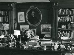 El barón Thyssen-Bornemisza en su despacho de Villa Favorita, Lugano, hacia 1990