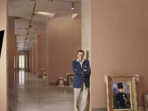 El Barón durante la instalación de la colección en el museo, Madrid, 1992