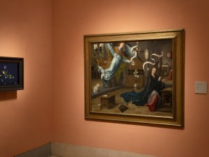 Obra de Marina Núñez junto a una obra de Jan de Beer en sala 7 del Museo Nacional Thyssen-Bornemisza