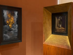 Obra de Marina Núñez junto a una obra de Memling en sala 5 del Museo Nacional Thyssen-Bornemisza