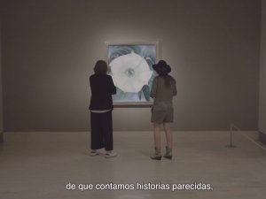 Marta Ruiz del Árbol y Claudia Comte frente a una obra de Georgia O’Keeffe