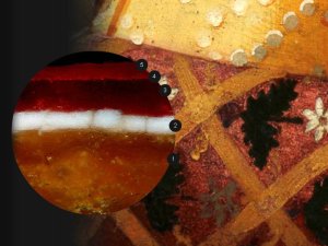 Micromuestra tomada de la decoración roja del vestido de la obra de Ghirlandaio “Retrato de Giovanna Tornabuoni”