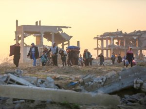 Enero 2025. Gaza. Decenas de Palestinos regresan a sus hogares