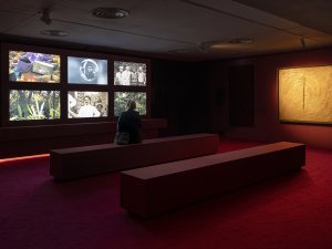 Vista de la instalación de 'John Akomfrah. Escuchando toda la noche la lluvia'