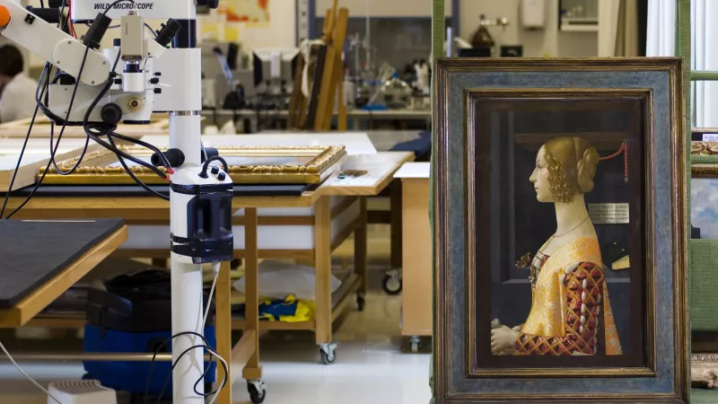 La obra de Ghirlandaio "Retrato de Giovanna Tornabuoni", en el taller de restauración La obra de Ghirlandaio "Retrato de Giovanna Tornabuoni", en el taller de restauración