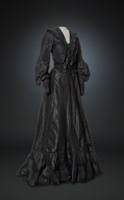 Dress, About 1900, Musée des Arts décoratifs, Paris. "Sorolla and Fashion" Museo Nacional Thyssen-Bornemisza