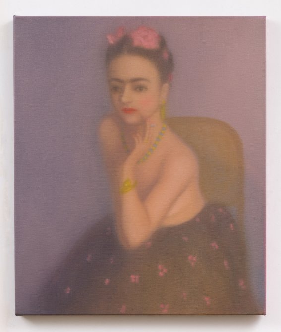 Chechu Álava Frida fumando en rosa