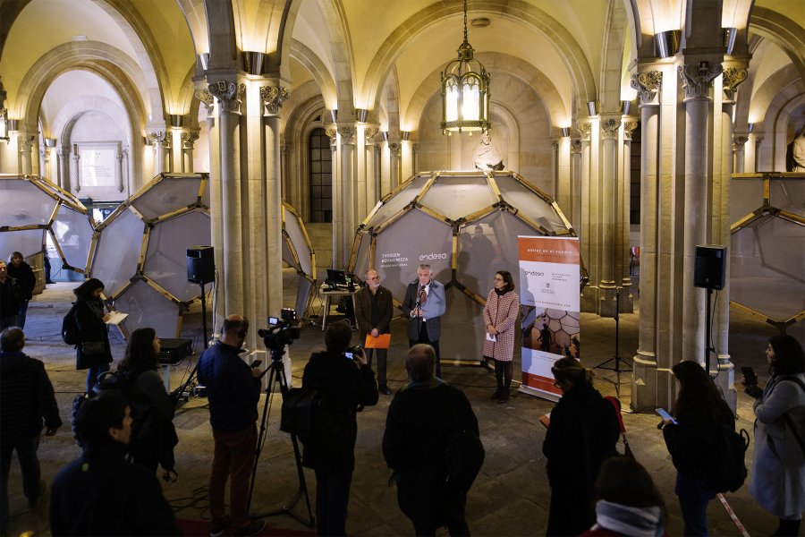 Entrar en el cuadro. Salvador García Fortes, vicerrector de Arte, Cultura y Patrimonio de la Universitat de Barcelona; Evelio Acevedo, director gerente del MNTB e Isabel Buesa, Directora de Endesa en Cataluña