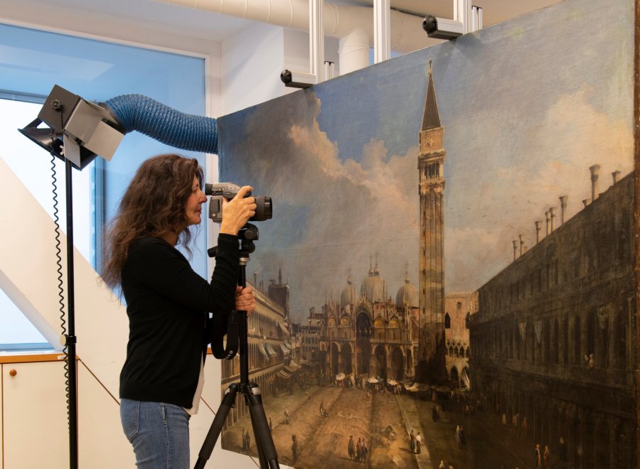 Estudio previo, toma de fotografías de alta resolución de la obra La plaza de San Marcos en Venecia, de Canaletto
