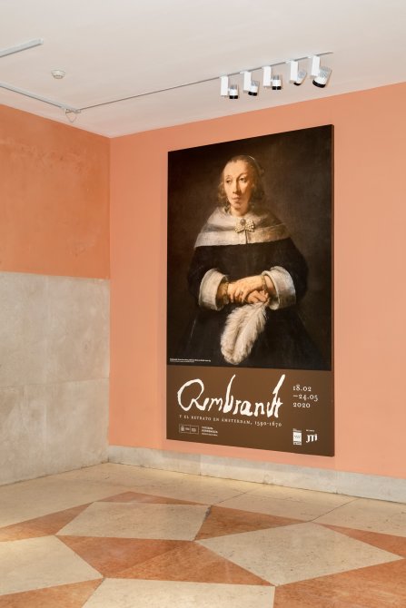 Cartel promocional de la exposición situado junta a las taquillas del museo. Presencia de imagen de patrocinadores
