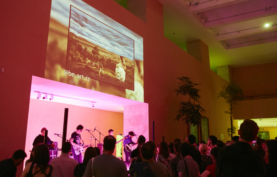 Concierto en el hall del museo durante el evento nocturno #VersionaThyssen