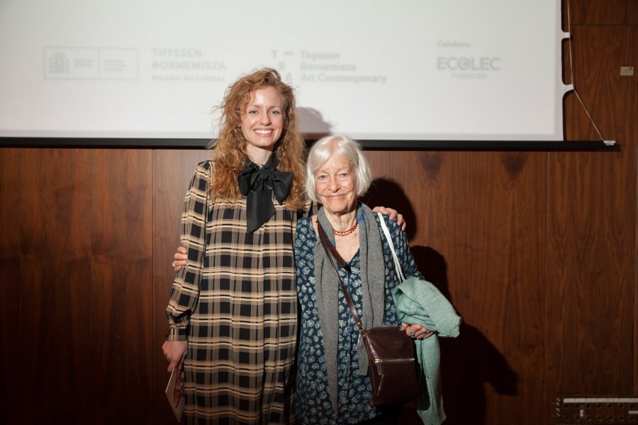 Joan Jonas y Stefanie Hessler, comisaria de la exposición, durante la rueda de prensa