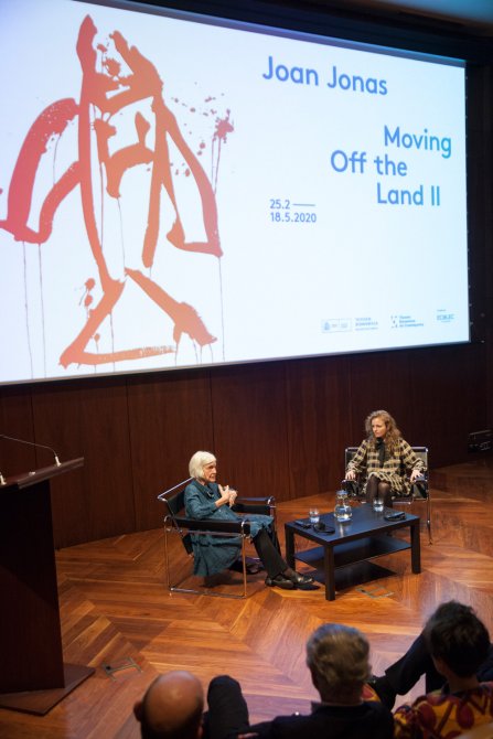 Joan Jonas y Stefanie Hessler, comisaria de la exposición, durante la charla inaugural