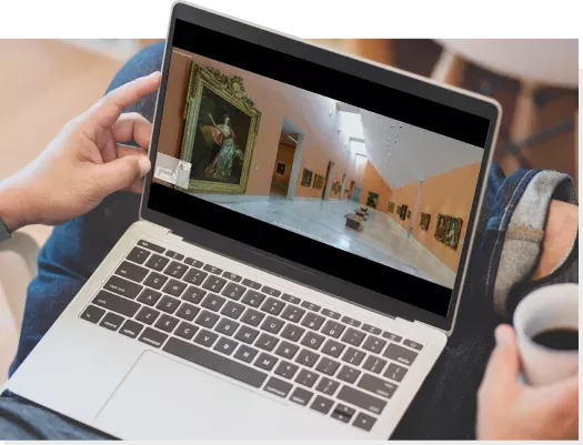 Una persona ve la visita virtual en su ordenador