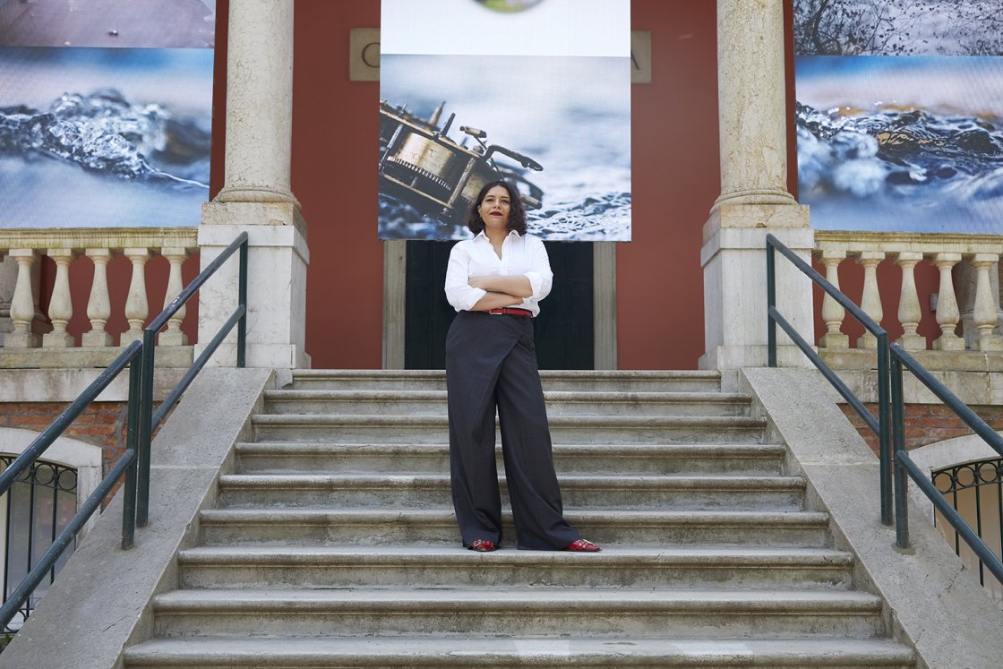 Tarini Malik fuera del Pabellón Británico. "Escuchando toda la noche la lluvia", de John Akomfrah, Pabellón Británico 2024.