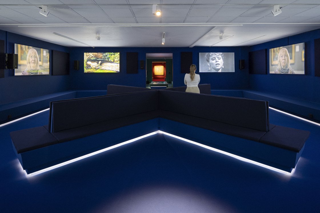 John Akomfrah. Escuchando toda la noche la lluvia. CANTO VI. Vista de la instalación: Museo Nacional Thyssen-Bornemisza, 2025 © Imagen de Maru Serrano.