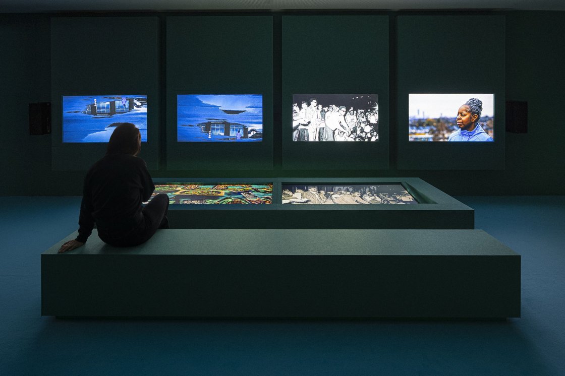 John Akomfrah. Escuchando toda la noche la lluvia. CANTO VII. Vista de la instalación: Museo Nacional Thyssen-Bornemisza, 2025 © Imagen de Maru Serrano.