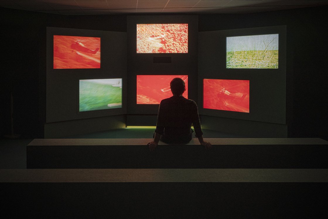 John Akomfrah. Escuchando toda la noche la lluvia. CANTO VIII. Vista de la instalación: Museo Nacional Thyssen-Bornemisza, 2025 © Imagen de Maru Serrano.