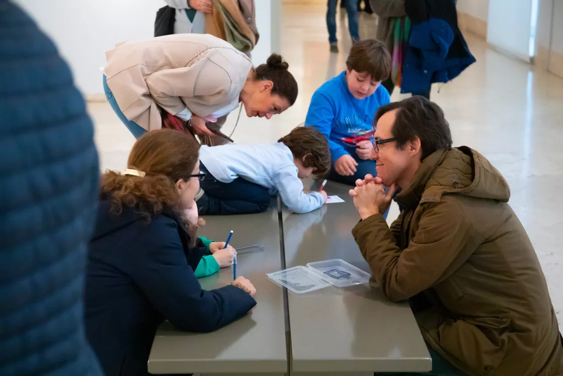Actividad en familia por las salas del museo
