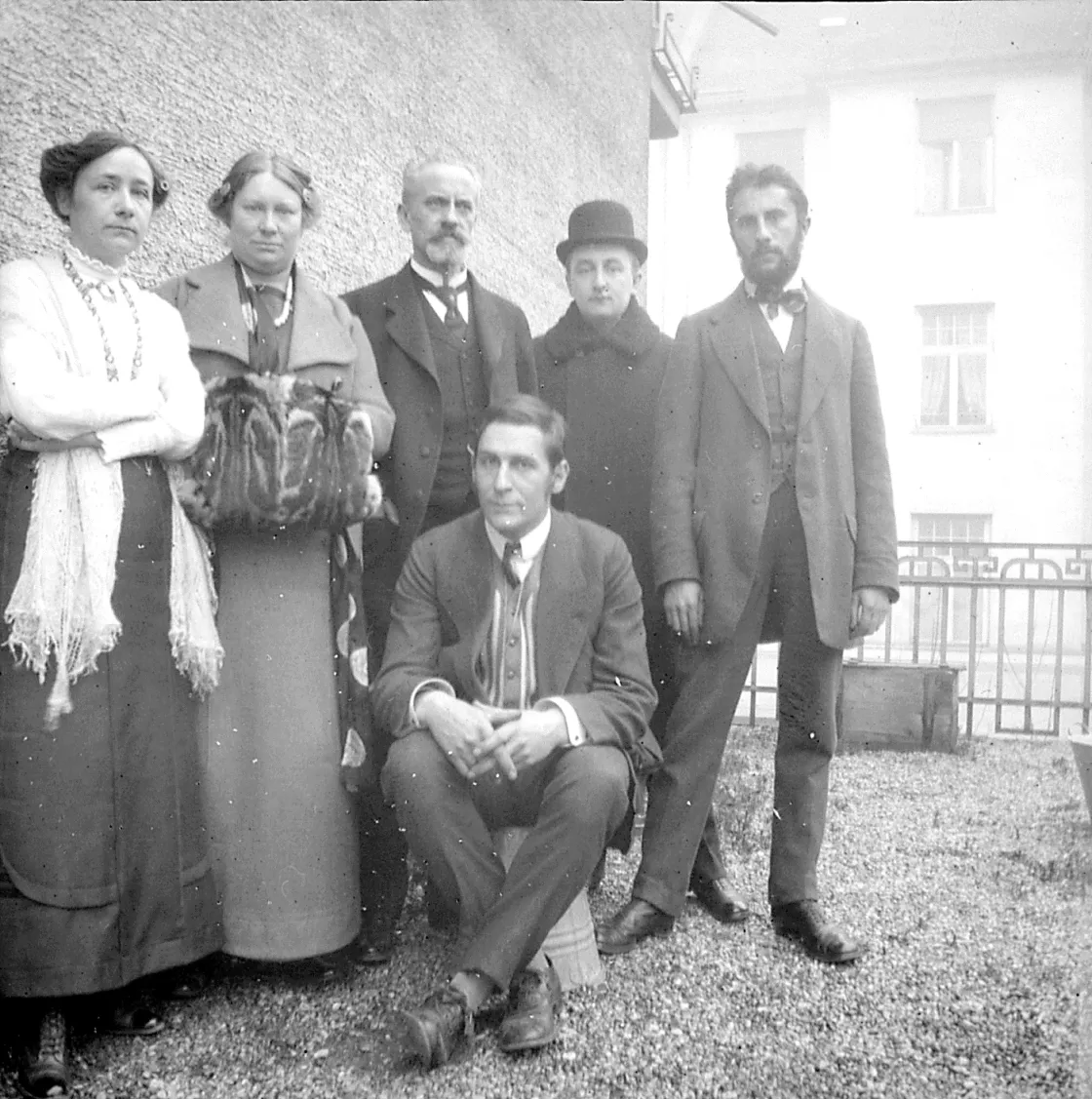 Members of The Blue Rider on the balcony of Ainmillerstraße 36 in Munich Members of The Blue Rider on the balcony of Ainmillerstraße 36 in Munich