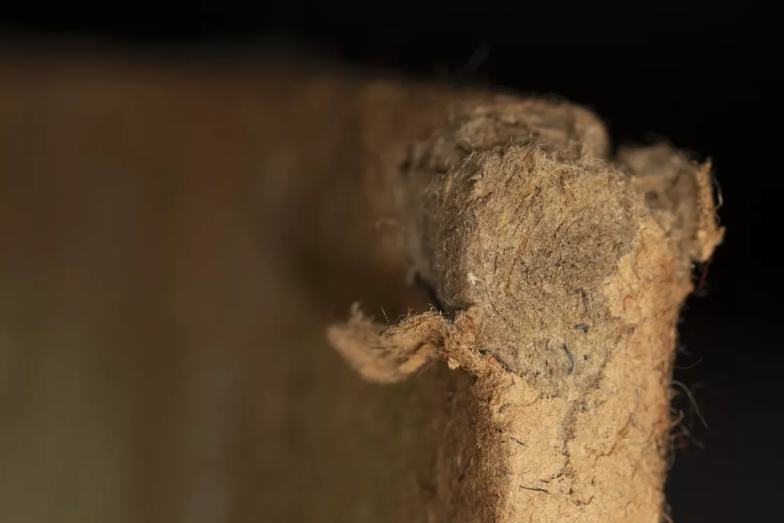 Detalle de la alteración del soporte de la obra Degas, “En la sombrerería”