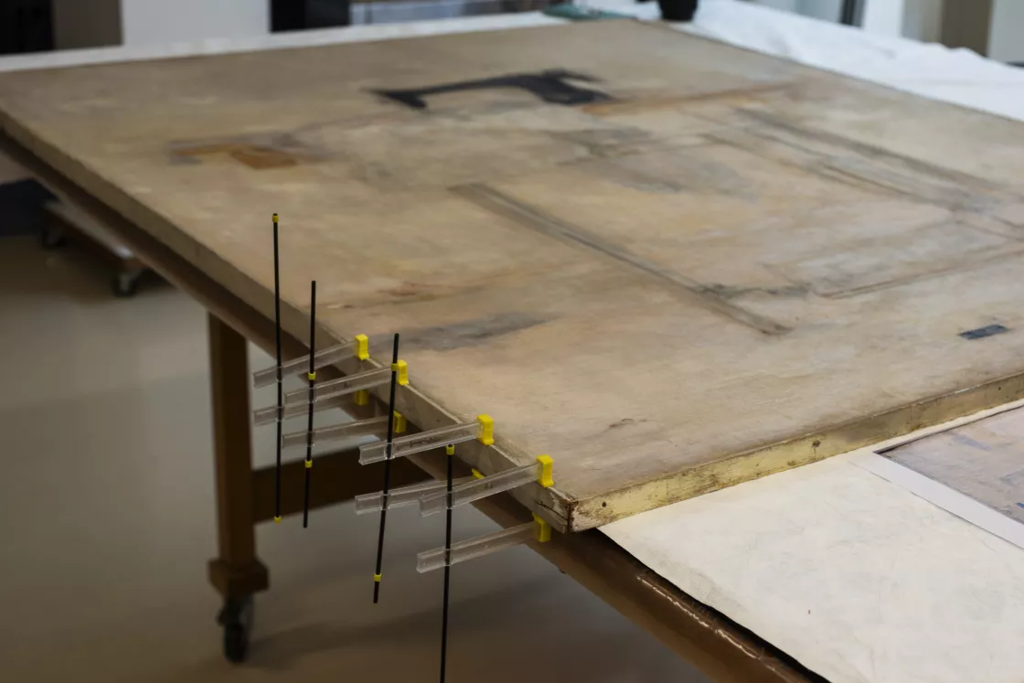 Detalle del proceso de intervención de la obra “Máquina de coser al uso” de Carmen Laffón