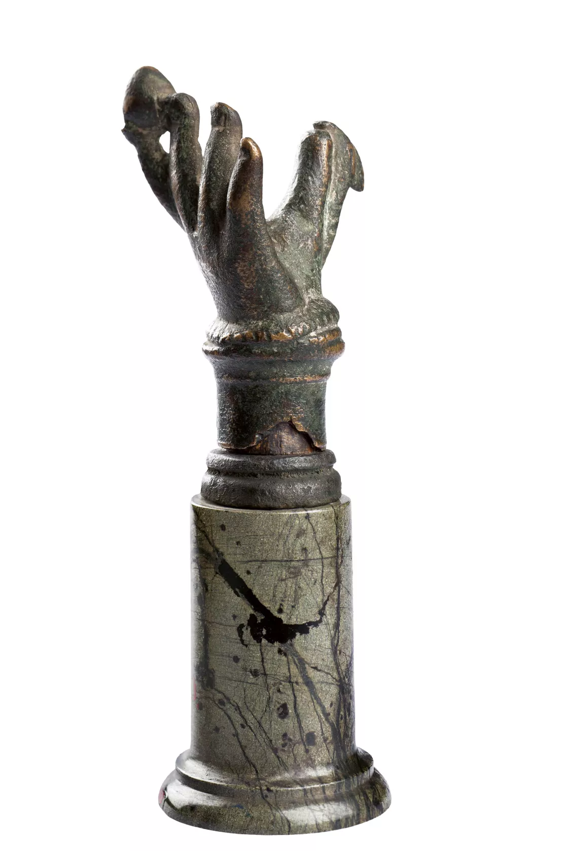 Anónimo. Figura de una mano sosteniendo un huevo, s. f Anónimo. Figura de una mano sosteniendo un huevo, s. f
