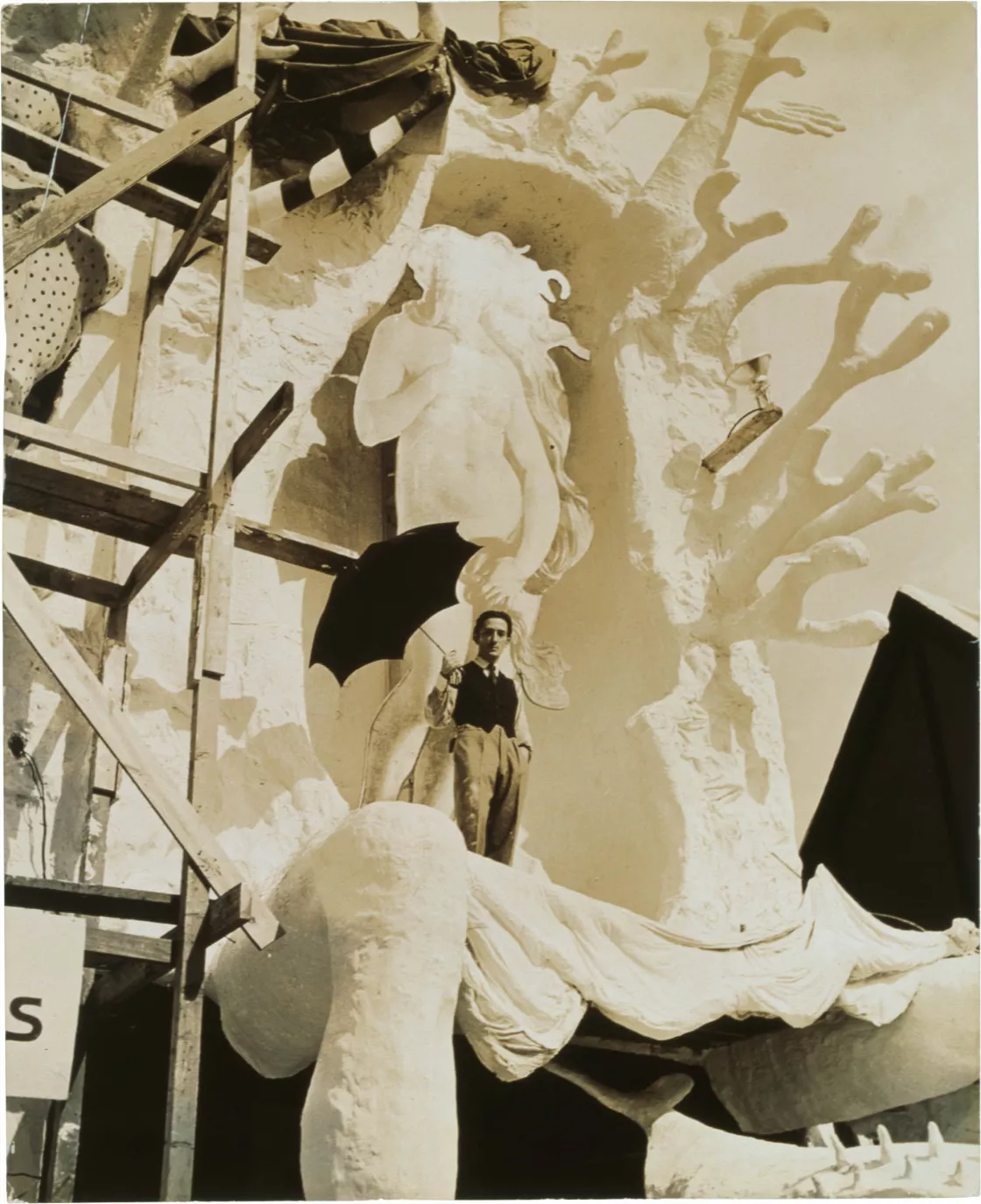Eric Schaal. Salvador Dalí ante la fachada en construcción del Sueño de Venus, 1939 Eric Schaal. Salvador Dalí ante la fachada en construcción del Sueño de Venus, 1939