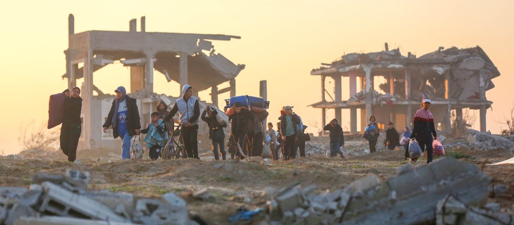 Enero 2025. Gaza. Decenas de Palestinos regresan a sus hogares