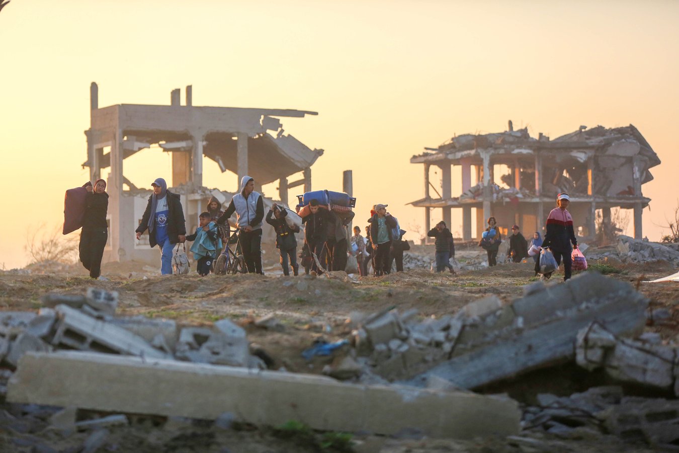 Enero 2025. Gaza. Decenas de Palestinos regresan a sus hogares