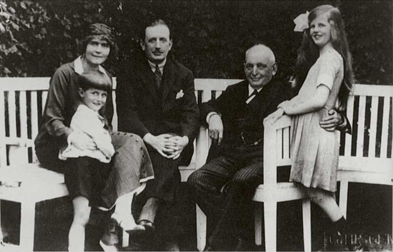 Hans Heinrich de niño con sus padres, su hermana Gabrielle y su abuelo August hacia 1926