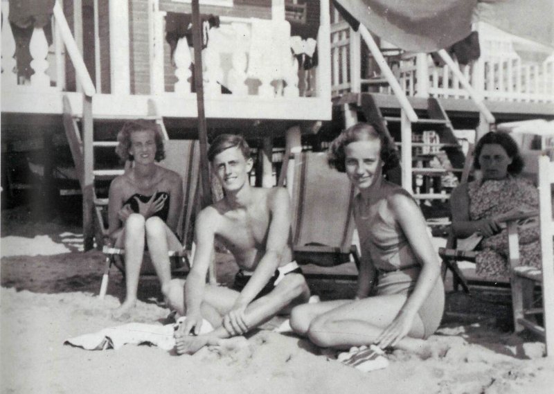 Gabrielle, Hans Heinrich y su primer amor, Pusch (Hannelore Schmidt), en la playa de Viareggio, Italia, agosto de 1937