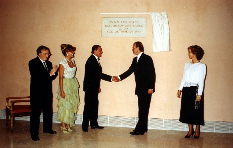 Inauguración de Museo Thyssen-Bornemisza de Madrid el 8 de octubre de 1992. El Rey saluda al barón Thyssen-Bornemisza en presencia de la Reina, el Ministro de Cultura Solé Tura y la baronesa