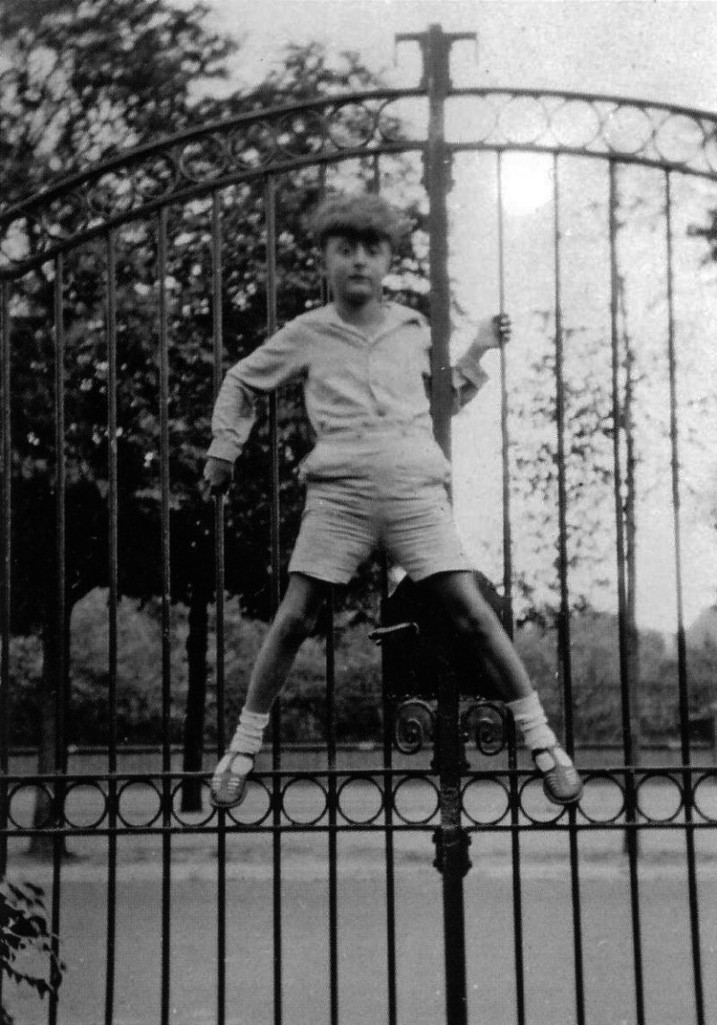 Hans Heinrich boy, climbed on the gate of Scheveningen's family house