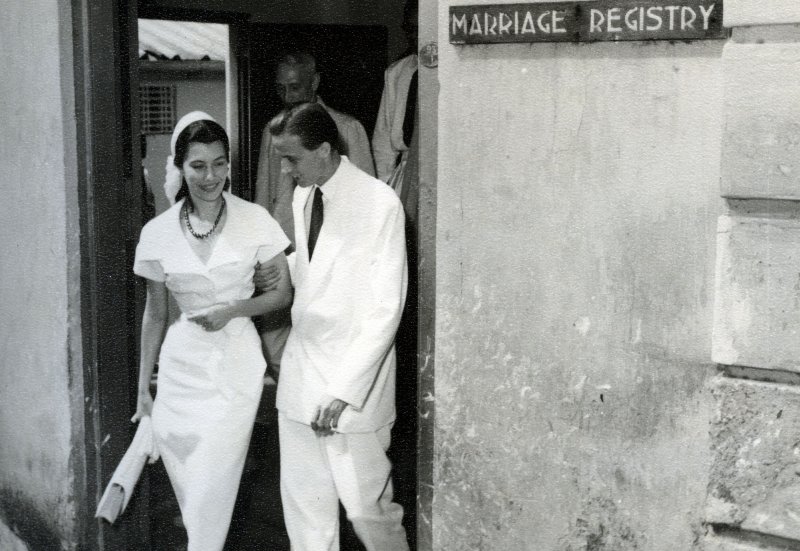 El barón Thyssen-Bornemisza a la salida del registro civil de Colombo (Ceilán), el día de su boda con Nina Dyer, 23 de junio de 1954