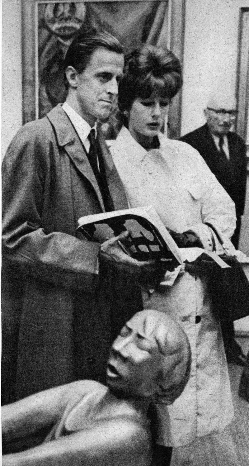 El barón Thyssen-Bornemisza y su esposa Fiona Campbell-Walter durante la subasta 36 del Stuttgarter Kunstkabinett, mayo de 1961