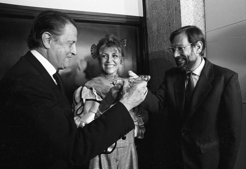 Bernardo Pérez: Los barones con Javier Solana, ministro de Cultura, durante la firma del pre-acuerdo de préstamo de la colección, Madrid