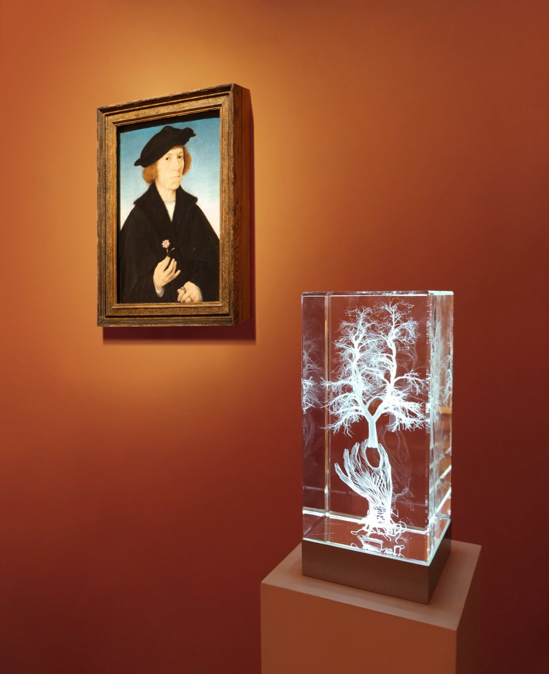 Obra de Marina Núñez junto a una obra de Van Cleve en sala 6 del Museo Nacional Thyssen-Bornemisza