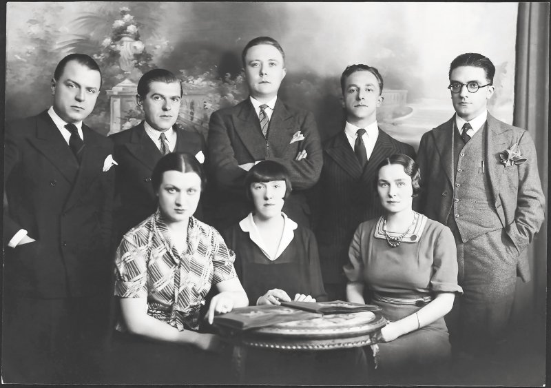 The Hunters’Gathering. E.L.T. Mesens, René Magritte, Louis Scutenaire, André Souris and Paul Nougé. Seated: Irène Hamoir, Marthe Beauvoisin and Georgette Magritte in Jos Rentmeesters’s Studio