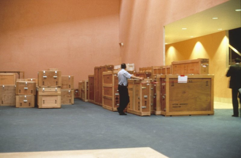 Almacenamiento de las cajas de la colección en el hall del museo, antes de instalarlas en las salas