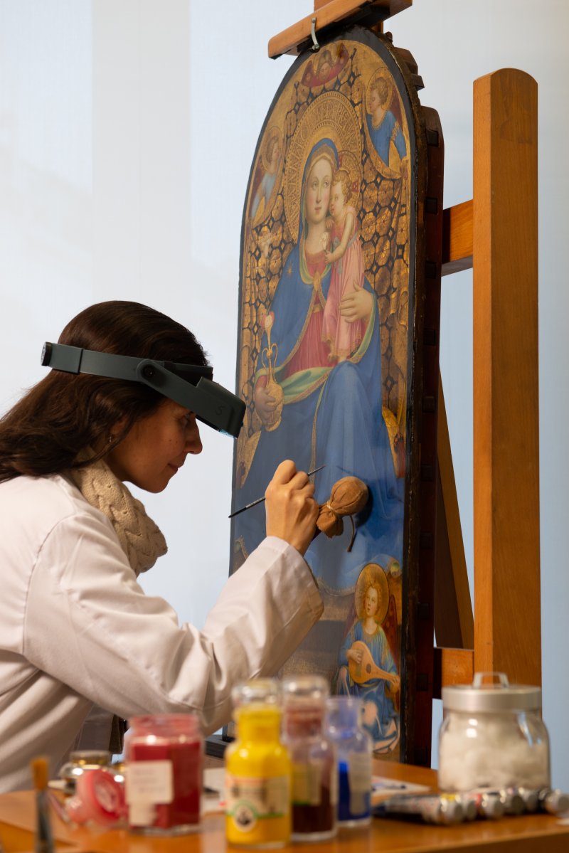 Detalle del proceso de restauración de la pintura