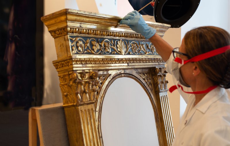 Detalle del proceso de restauración del marco