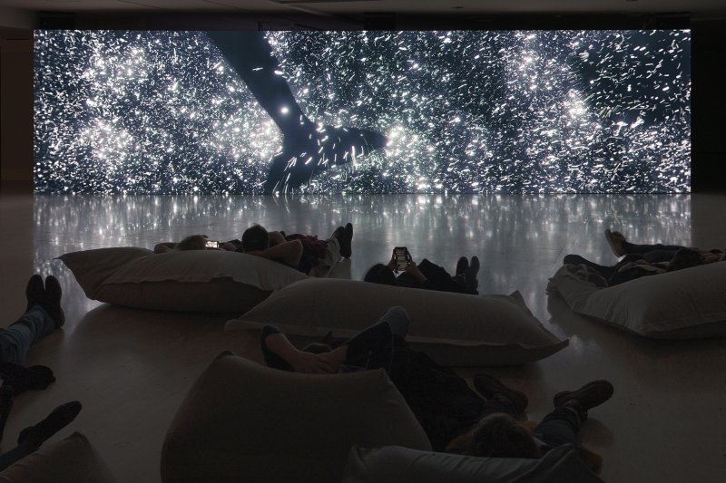 Wu Tsang. De ballenas. Vista de la instalación en el Museo Nacional Thyssen-Bornemisza, 2023