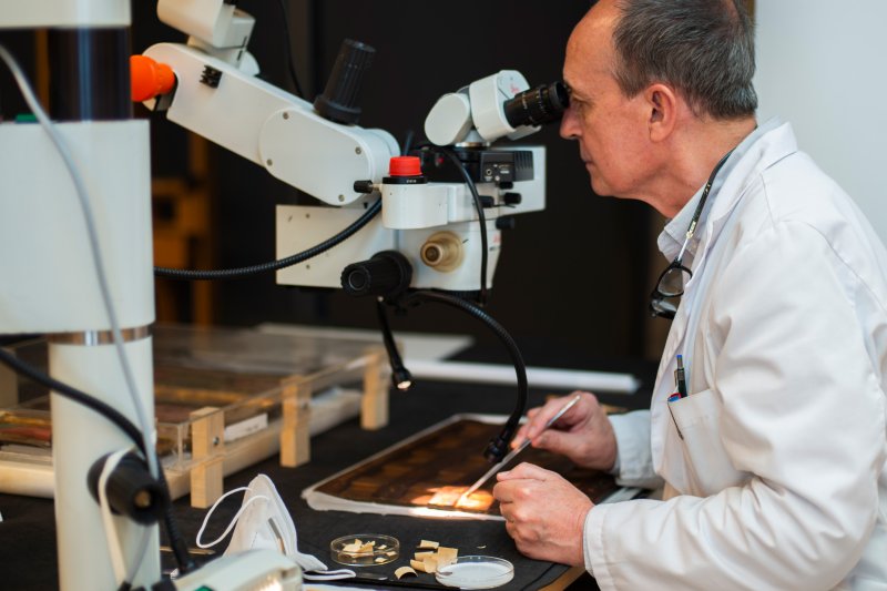 Restaurando a través del microscopio de alta definición