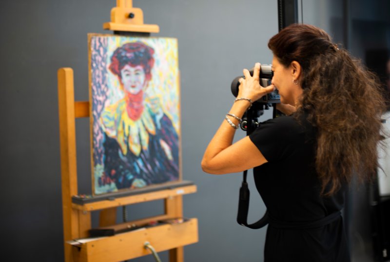 Fotógrafa técnica realizando imágenes para el estudio de la obra