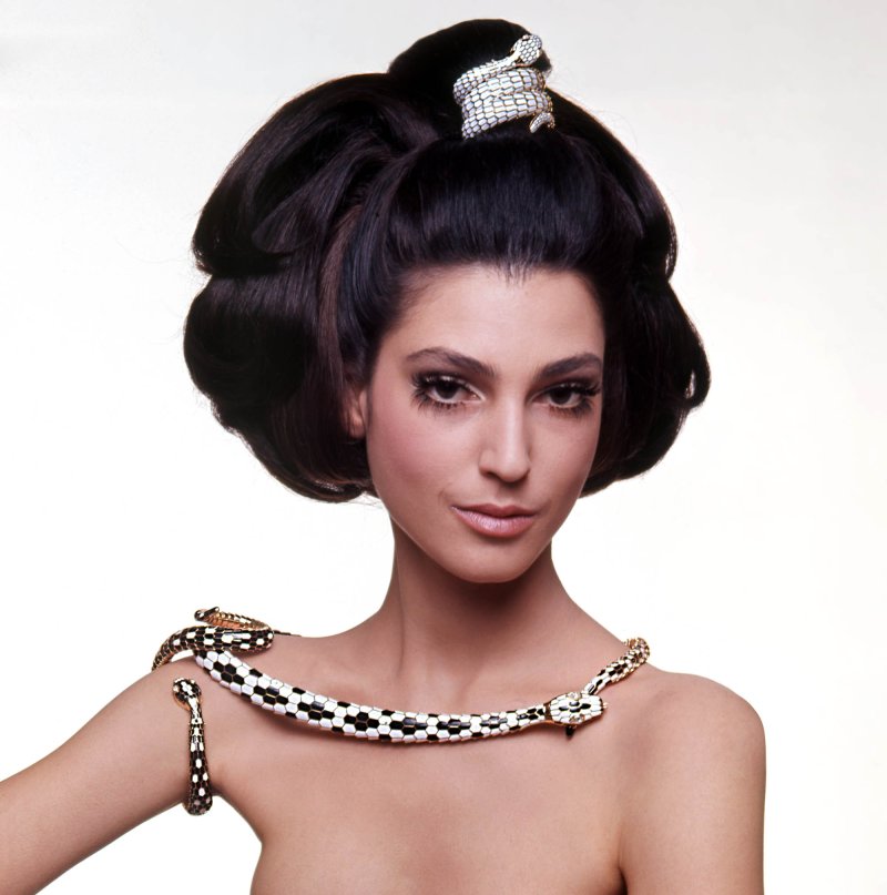 La modelo Benedetta Barzini luciendo cinturón y reloj-pulsera Serpenti, 1968